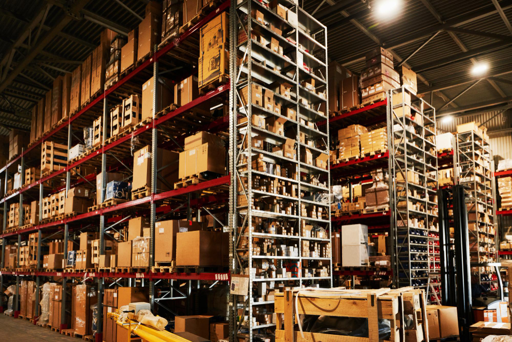 almacen-productos-terminados-centro-logistico-mercancias-racks-listas-ser-enviadas-clientes.jpg